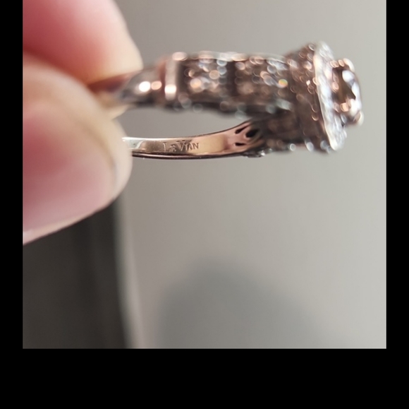 Womans ring - Picture 2 of 3